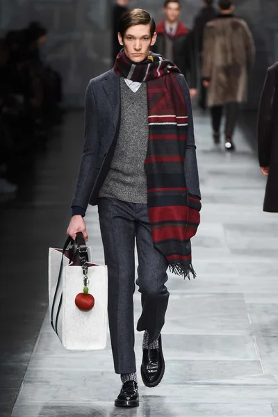 Look 18